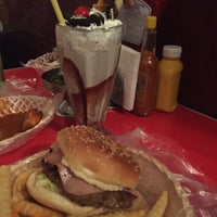 Photo taken at Rocking Burgers by Karla N. on 5/29/2016