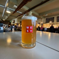 Foto diambil di WEST Brewery, Bar &amp;amp; Restaurant oleh Topher T. pada 4/15/2022