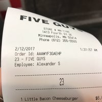 Photo taken at Five Guys by Elvira Canaveral PINCOMBO.COM P. on 2/12/2017