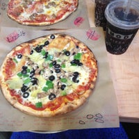 รูปภาพถ่ายที่ MOD Pizza โดย Lizzie N. เมื่อ 4/13/2013