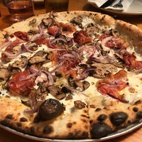รูปภาพถ่ายที่ Roberta&amp;#39;s Pizza โดย Nick F. เมื่อ 4/9/2017