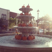 Foto scattata a The Town Center at Levis Commons da Caitlyn  il 10/4/2012