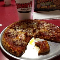 Foto tomada en Johnny&amp;#39;s Pizza House  por Nicole E. el 7/2/2013
