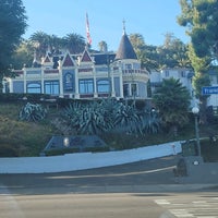 Foto tirada no(a) The Magic Castle por Jennifer R. em 5/14/2022