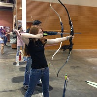 2/17/2013 tarihinde Michelle V.ziyaretçi tarafından Texas Archery Academy'de çekilen fotoğraf