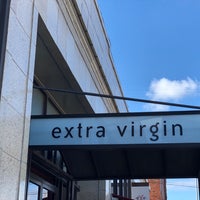 Foto tirada no(a) Extra Virgin por Ken S. em 10/26/2018
