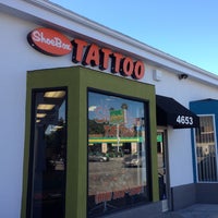 12/14/2013 tarihinde Ken S.ziyaretçi tarafından Shoebox Tattoo'de çekilen fotoğraf