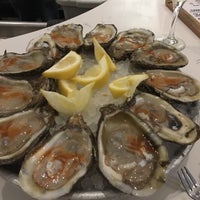 Foto tomada en Elysian Seafood  por Rooster B. el 11/13/2017