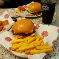 Photo taken at Johnny Rockets by Faris S. on 1/15/2018