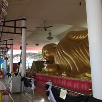 Photo taken at Wat Worachanyawas by Namporn K. on 9/10/2017