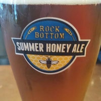 7/28/2013 tarihinde Aaron O.ziyaretçi tarafından Rock Bottom Brewery'de çekilen fotoğraf