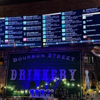 รูปภาพถ่ายที่ Bourbon Street Drinkery โดย Tomáš H. เมื่อ 11/16/2023