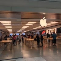 Photo taken at Apple CoolSprings Galleria by Tomáš H. on 9/16/2018