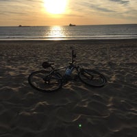 Photo taken at Dockweiler Beach Hang Gliding by Seyda on 11/24/2014