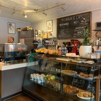 Foto tirada no(a) Milwaukie Cafe and Bottle Shop por Lesley E. em 10/13/2019