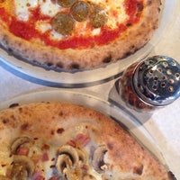 3/18/2015 tarihinde Lesley E.ziyaretçi tarafından Bella Napoli Pizzeria'de çekilen fotoğraf