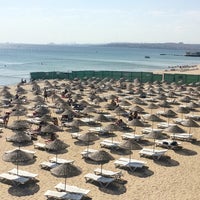 Photo taken at Florya Güneş Plajı by 🇹🇷⭐️m⭐️H⭐️ . on 8/19/2016