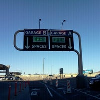 Das Foto wurde bei Sky Harbor Airport Parking von Andrew D. am 11/12/2012 aufgenommen