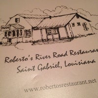 Снимок сделан в Roberto&#39;s River Road Restaurant пользователем Will B. 12/22/2013