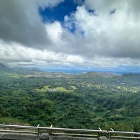 Photo taken at Nuʻuanu Pali Lookout by 等式 on 11/10/2023