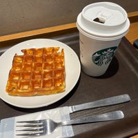 Photo taken at Starbucks by 等式 on 9/24/2022