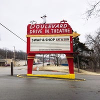 Foto tirada no(a) Boulevard Drive-In Theatre por David F. em 2/2/2019