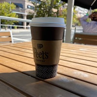 Foto tomada en Peet&amp;#39;s Coffee &amp;amp; Tea  por E E. el 9/29/2021