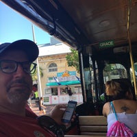 Foto tirada no(a) Old Town Trolley Tours Key West por Kat M. em 5/21/2017