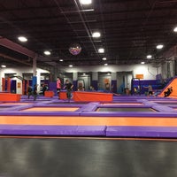 Foto diambil di Altitude Trampoline Park oleh Meela P. pada 10/22/2021