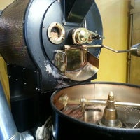 รูปภาพถ่ายที่ Sozo Coffee Roasting &amp;amp; Espresso Bar โดย Eric J P. เมื่อ 2/3/2014