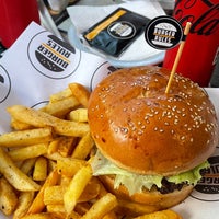 Foto tirada no(a) Burger Rules por Amil P. em 9/11/2021