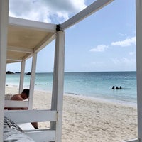 Photo prise au Anna&amp;#39;s On The Beach Lounge &amp;amp; Restaurant par Hessah le6/15/2018