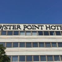 รูปภาพถ่ายที่ The Oyster Point Hotel โดย Erick B. เมื่อ 6/26/2016