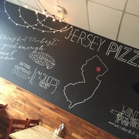 9/18/2016 tarihinde Alicia J.ziyaretçi tarafından Jersey Pizza Co'de çekilen fotoğraf