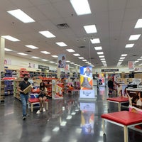 Famous Footwear 5045 Transit Rd