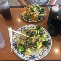 Foto scattata a Rutts Hawaiian Cafe - Hawaiian Catering da Christopher T. il 8/31/2019