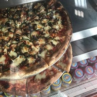 10/4/2018 tarihinde Michael D.ziyaretçi tarafından Fist of Flour Pizza Doughjo'de çekilen fotoğraf