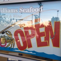 Foto tomada en Williams Seafood Market &amp;amp; Wines  por Dianah B. el 10/17/2014