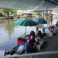 Photo taken at Bueng Phraya Floating Market by Theerawut T. on 9/13/2014