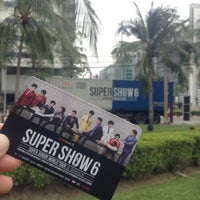 Photo taken at SUPER SHOW 6 SUPER JUNIOR WORLD TOUR IN BKK by rejoyy s. on 1/11/2015