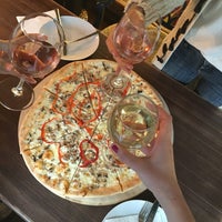 Foto tirada no(a) Pizza Celentano Ristorante por Yaroslava I. em 4/15/2016