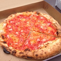 Das Foto wurde bei Pitruco Mobile Wood-Fired Pizza von Jennifer am 5/22/2014 aufgenommen