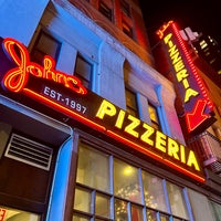 Foto diambil di John&amp;#39;s Pizzeria oleh Brent H. pada 11/25/2023