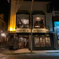 Foto tirada no(a) Buskers Irish Pub &amp;amp; Restaurant por Matthew V. em 6/10/2021