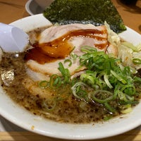 Photo taken at 丸源ラーメン 八熊通店 by まじぇんぬ 1. on 9/26/2021