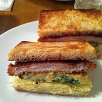 Foto scattata a Abri da Cedric P. il 6/15/2013