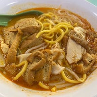 Photo taken at Ah Heng Curry Chicken Bee Hoon Mee 亚王咖喱鸡米粉面 by Stacy on 1/7/2023