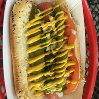 7/31/2016 tarihinde Roberto B.ziyaretçi tarafından Greatest American Hot Dogs'de çekilen fotoğraf