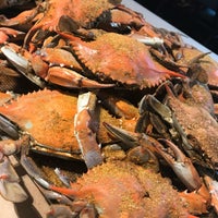 Foto scattata a Blue Ridge Seafood da ᴡ K. il 10/16/2019