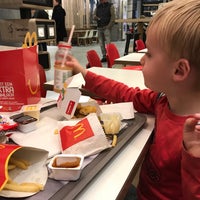 Foto diambil di McDonald&amp;#39;s oleh Anke v. pada 2/27/2019